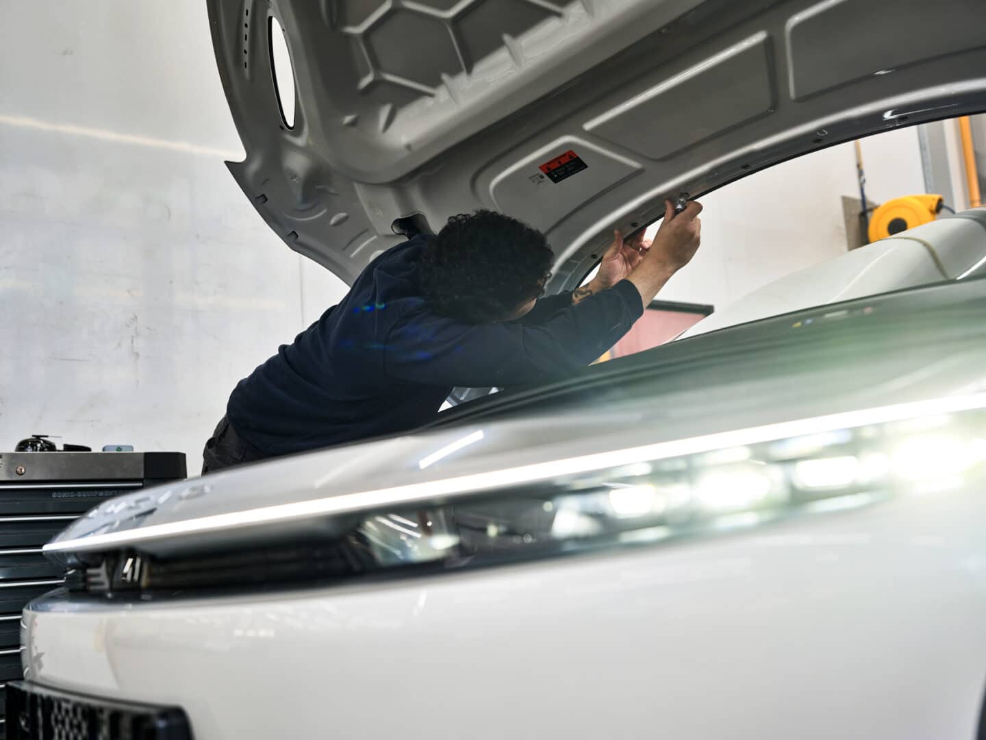 Monteur repareert high tech auto.